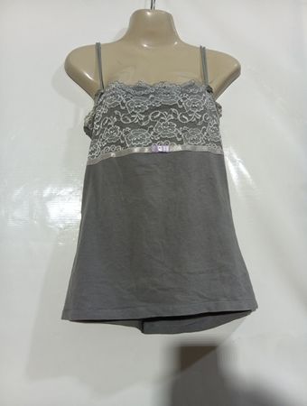 Graues Camisole mit Spitzen- und Banddetail