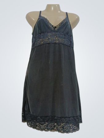 Spitzenbesetztes Slipkleid