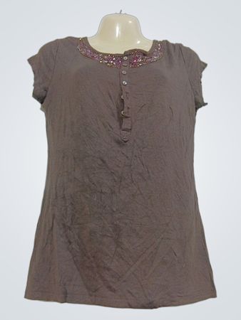 Braunes T-Shirt mit Perlenverzierung am Ausschnitt