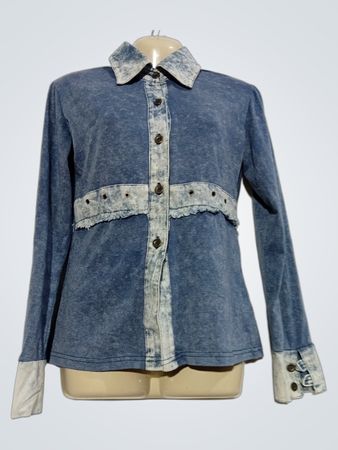 Blau gewaschenes Denim-Hemd