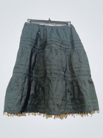 Schwarzer Stufenrock mit verziertem Saum