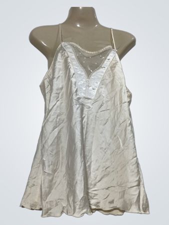 Weißes Slipkleid mit Spitzenbesatz