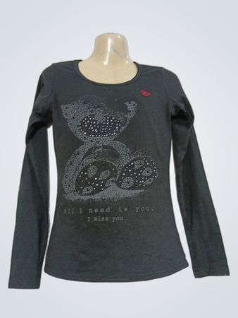 Mein pinkes T-Shirt mit schwarzem langen Ärmel und Teddybär-Grafik