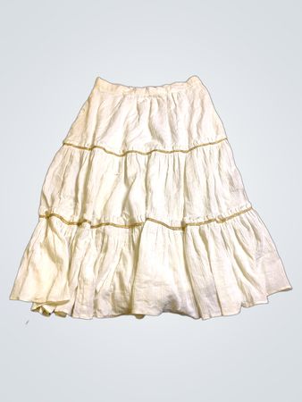 KOI Modell Weißes gestuftes Kleid mit goldener Borte
