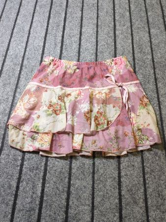 Blumige gestufte Rüschenshorts