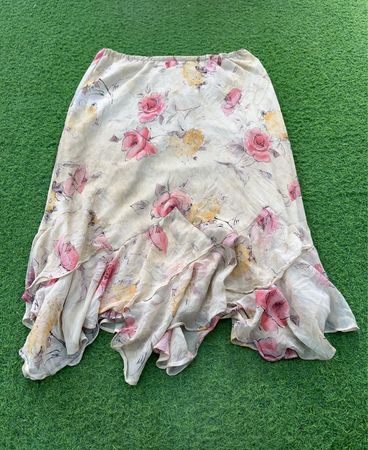 Cremefarbenes florales Rüschenshirt