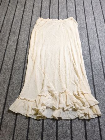 Cremfarbener Rüschmaxikleid