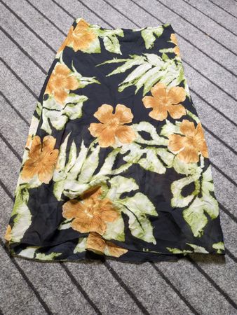 Schwarzer Rock mit Blumenmuster