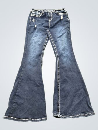 Blaue Schlagjeans mit weißen Nähten