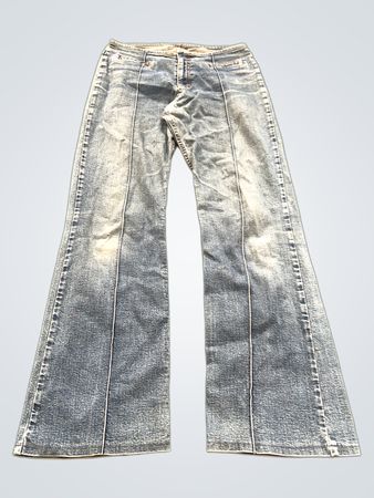 Ausgestellte Jeans