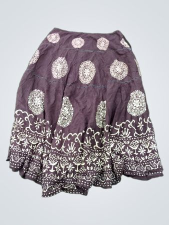 Brauner gestufter Rock mit Mandala- und Blumenmuster