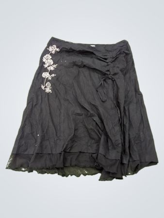 Schwarzer Rock mit floralen Stickereien und Bindedetail