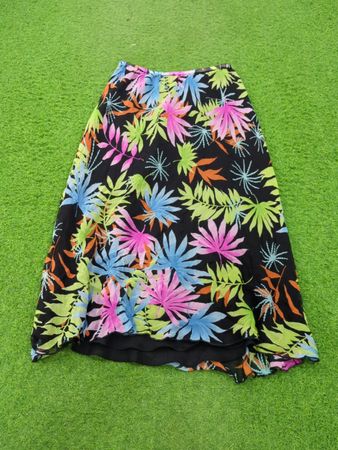 Schwarzer Maxirock mit buntem Blumenmuster