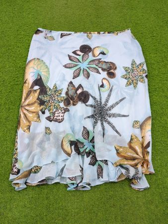 Leichter blauer Chiffonrock mit Muschel- und Blumenmuster