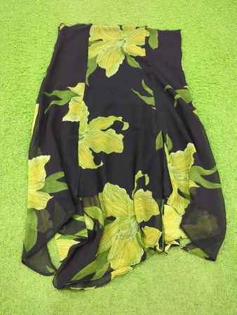 Schwarzer Rock mit gelbem Blumenmuster