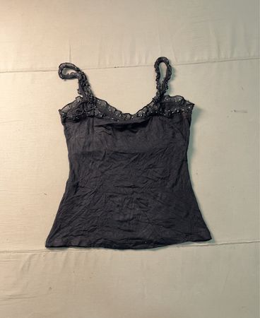 Octave Black Spaghetti-Träger Top mit Rüsche und Punktenabschluss