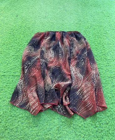 Roter und schwarzer abstrakter Druckrock