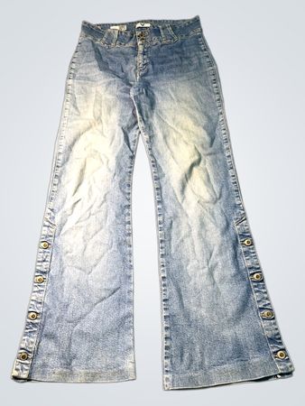 Zina Damen Hellwäsche Flare Druckknopf Jeans
