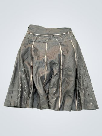 Schwarzer Rock mit Verzierungen