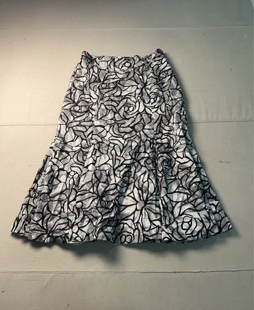 Schwarz-weiß gemusterter Rock mit Blumenprint