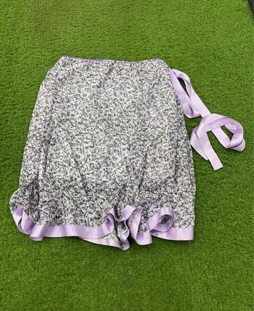 Rock mit Blumenmuster, lila Besatz und Bindeband