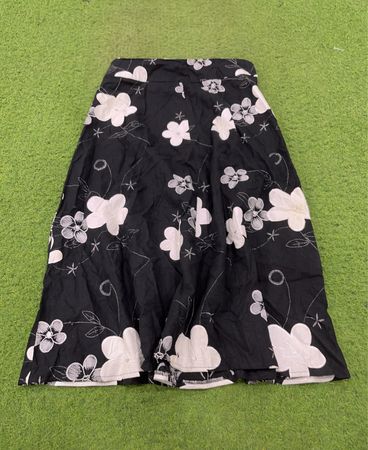 Schwarzer A-Linien-Rock mit weißem Blumenmuster