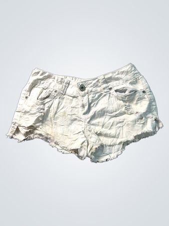Amethyst-weiße Denim-Shorts mit ausgefranstem Saum
