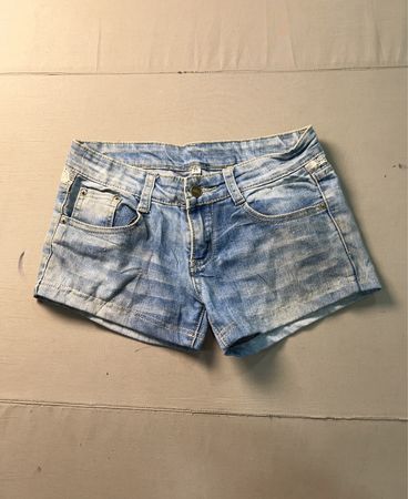 Denim-Shorts mit verzierten Taschen