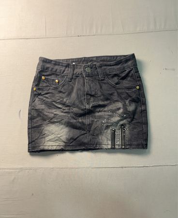 Schwarzer Denim-Minirock mit Reißverschluss und Nieten‑Detail