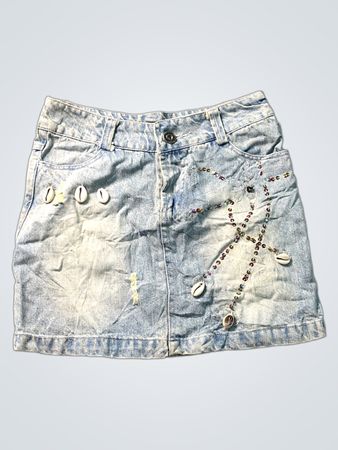 Hellblaue Denim-Minirock mit Muschel- und Perlenverzierung