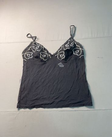Schwarzes Camisole mit weißer Spitzenverzierung