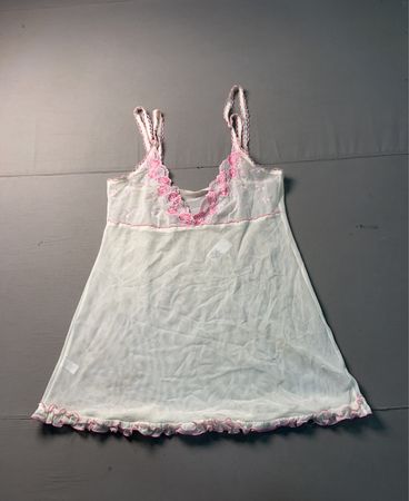 Weißes und rosafarbenes Babydoll mit Spitzeneinfassung