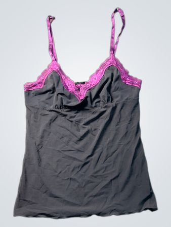 Graues Camisole mit rosa Spitzenbesatz