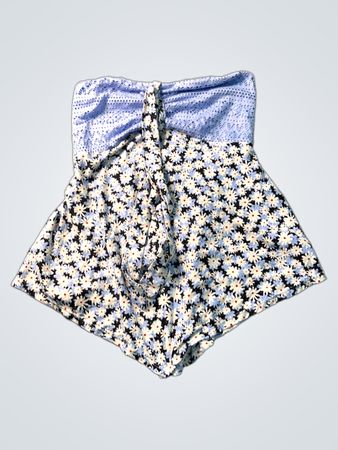 Trägerloser Jumpsuit mit Blumenmuster und Spitzenbesatz