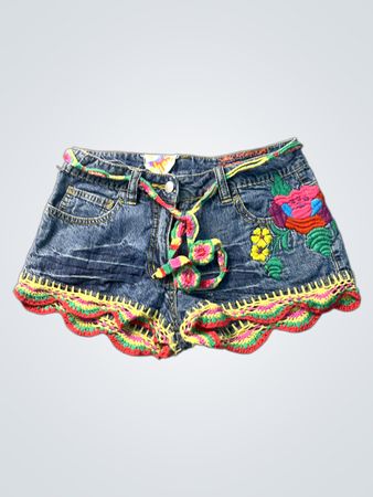 Denim-Shorts mit Häkelbesatz und Stickerei