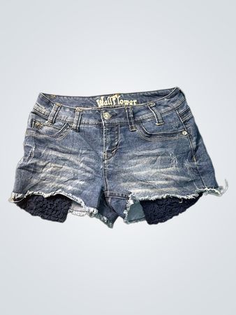 Wallflower Jeans-Shorts mit Häkel-Detail