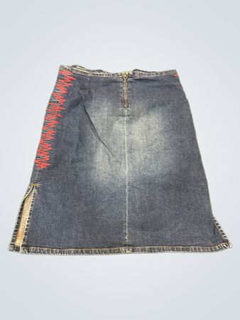 Denimrock mit roter Stickerei