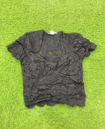 AMIS Black Spitzen-Cropped-Top