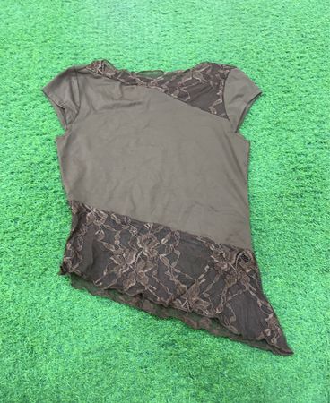 Braunes T-Shirt mit Spitzendetails