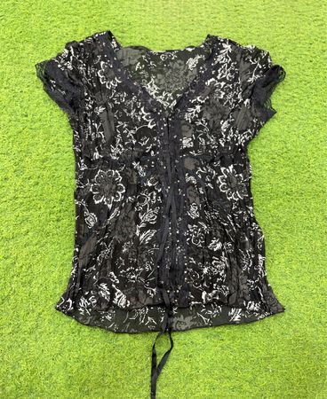Schwarz-weiß gemusterte Bluse mit Blumenmuster und Spitzenbesatz