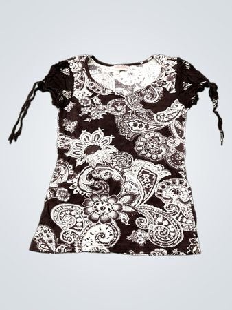 Braun-weißes T-Shirt mit Paisley‑Muster