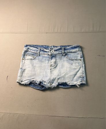 Hellblaue Jeansshorts mit Schnürung am Rücken