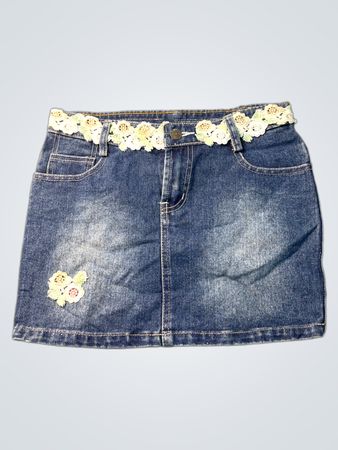 Blauer Jeansrock mit Spitzen-Gürtel und Blumenapplikation
