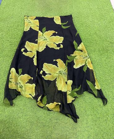 Jupe noire à imprimé floral jaune