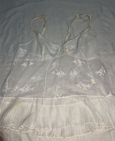 Weiße Spitzen-Camisole mit Rüschensaum