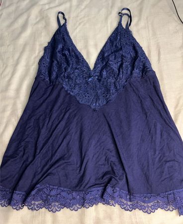 Blaue Spitzenbesatz Chemise