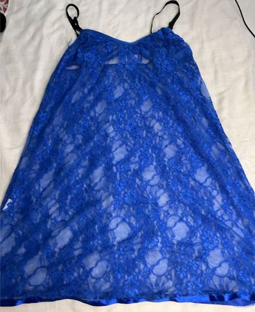 Blaues Spitzen-Ärmelkleid