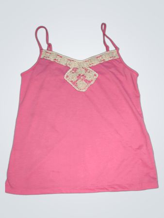 Pinke Spaghettiträgerbluse mit weißer Spitzenverzierung