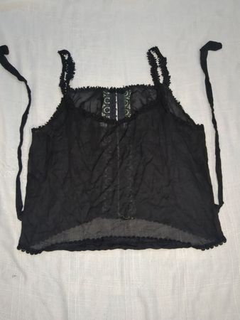 Schwarzes Trägertop mit Spitzenbesatz und Bindebändern