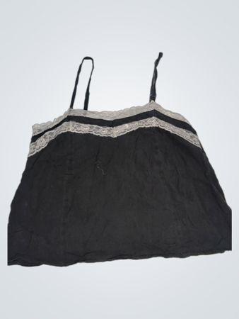 Schwarzes Top mit Spitzenbesatz